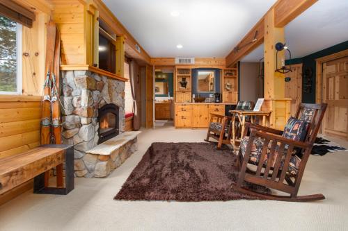 Yukon Suite on the River (Located on Icicle Road, 1.5 miles from the Obertal Inn and 1.5 miles from downtown Leavenworth)