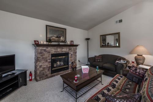 Alpine Village Cabin #100, 1 Bedroom, Sleeps 4, Views, Gas Fireplace