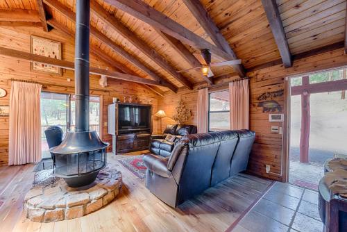 Lincoln Log Cabin, 3 Bedrooms, Hot Tub, Fireplace, Grill, Sleeps 7