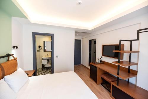 Double Room with Mountain View image 8