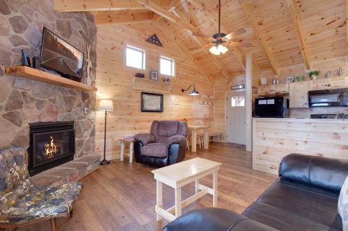 Always 1 Bedroom Hot Tub Jetted Tub Fireplace WiFi Sleeps 2 - main image