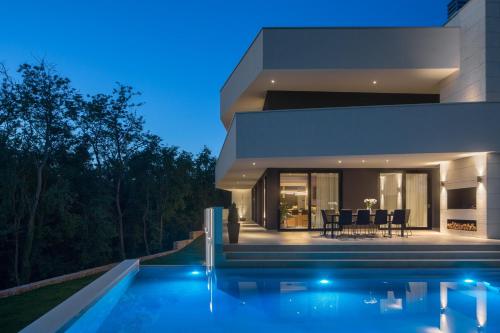 Modern Villa 55 with Pool and Spa