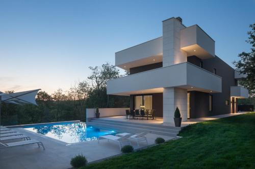 Modern Villa 55 with Pool and Spa