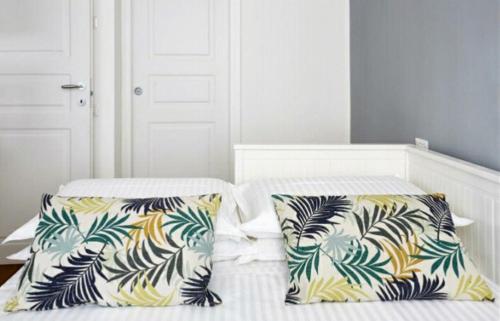 2 twin beds