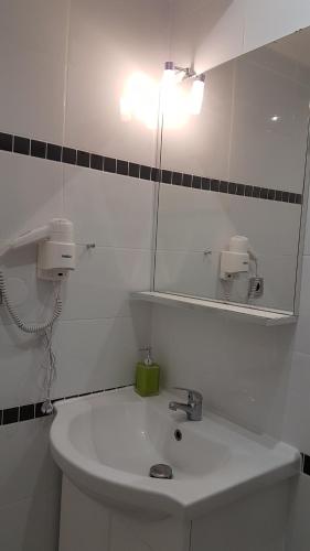 Studio Apartment between Nice and Cannes - Marina baie des Anges - Beach restaurants shops - tea/coffee/sugar/bed linen and towels - image 6