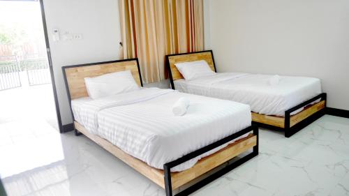 2 twin beds