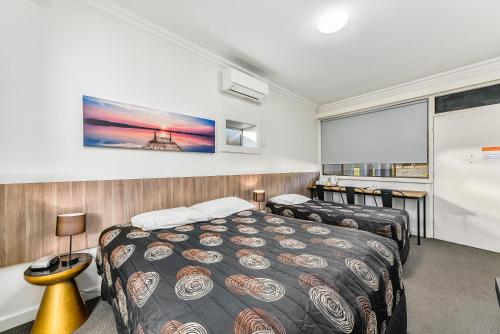 1 queen bed, 1 twin bed