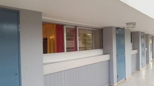 Studio Apartment between Nice and Cannes - Marina baie des Anges - Beach restaurants shops - tea/coffee/sugar/bed linen and towels - image 8