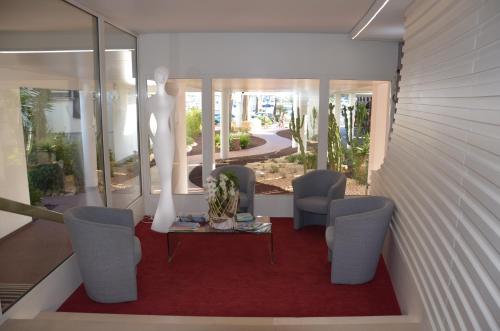 Studio Apartment between Nice and Cannes - Marina baie des Anges - Beach restaurants shops - tea/coffee/sugar/bed linen and towels - image 4