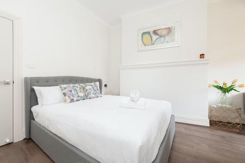 STUNNING SYDNEY HOME 9 - image 11