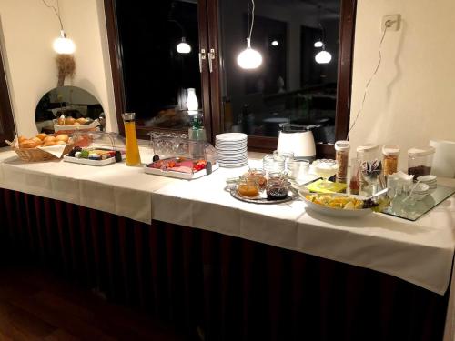 Food and beverages, Hotel garni Zum Adenauer Forst in Wimbach