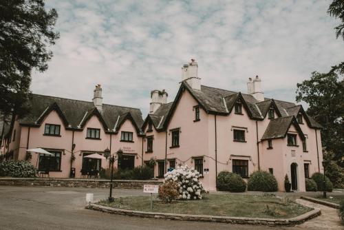 Cwrt Bleddyn Hotel & Spa photo 2