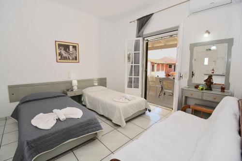  Dolphin Apt & Studios in Roda