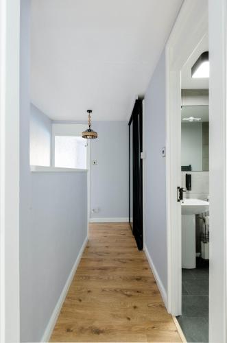 Holyrood Skyline Apartment - image 14
