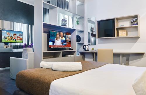 1 queen bed, 1 twin bed