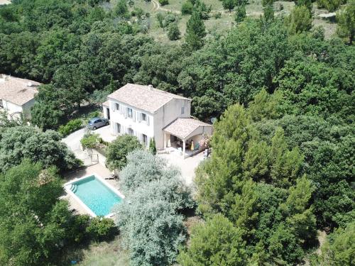 Maison de vacances avec piscine privative, Oustau des Oliviers vue dominante Colorado provençal - Location saisonnière - Rustrel