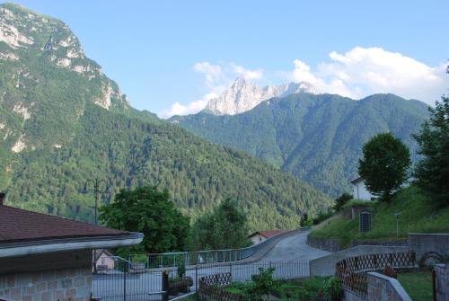Dromì a l'Alpìn (Dromi a l'Alpin) in Erto e Casso