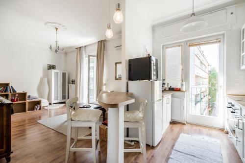  BpR Mauve Treasure with balcony & A/C in Budapest