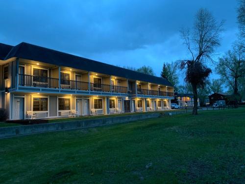 Exterior view, The Gunnison Inn at Dos Rios Golf Course in Gunnison (CO)