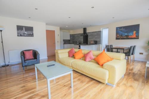 Stylish Modern Newly Built Apartment 15 min From City Centre, Edinburgh