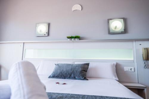 Double or Twin Room image 7