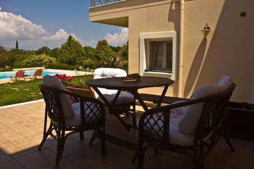 Балкон, BRINA'S LUXURY APARTMENTS in Аджія Апостолі