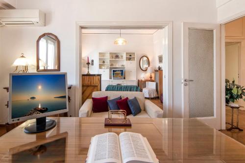  Archaelogical Museum / downtown elegant apartment in Athen