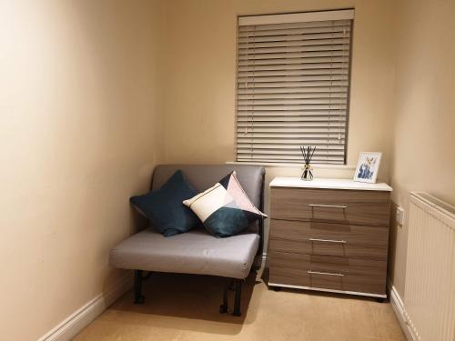 CEDAR HOUSE - Spacious 4Bedroom House 2Bath Kitchen SmartTV Lounge Garden Wifi FreeParking