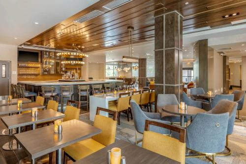 Étterem, DoubleTree by Hilton Charleston Riverview near Charles Towne Landing