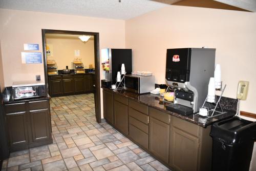 Days Inn & Suites by Wyndham Kaukauna WI