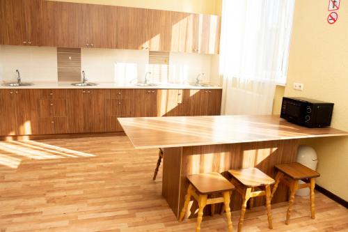 المرافق, Monada Hotel & Hostel in أوزهوجورود