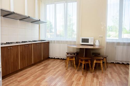 المرافق, Monada Hotel & Hostel in أوزهوجورود