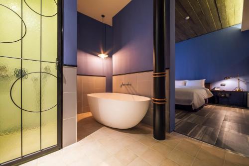room detail thumbnail 2