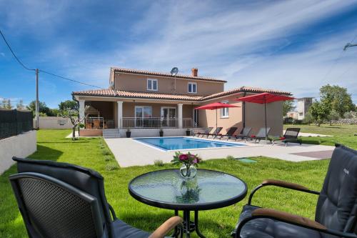  Villa Vesna, Unterkunft in Divšići