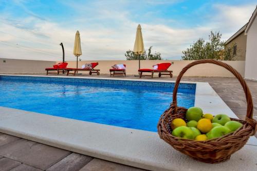 Swimming pool, Villa Maslina with private pool on quiet location - by TA Leut Agency in Ninski Stanovi