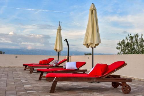 Villa Maslina with private pool on quiet location - by TA Leut Agency in Ninski Stanovi