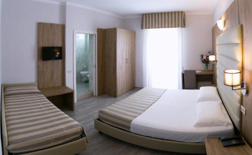 1 queen bed, 1 twin bed