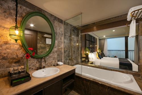 room detail thumbnail 2