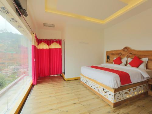 King Room with Mountain View image 4