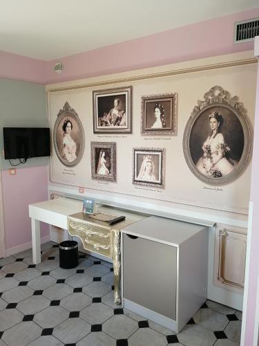 Front desk [24-hour]