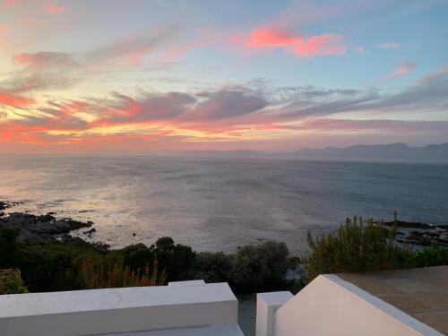 Vaade, La Petite Baleine Oceanfront Villa in De Kelders