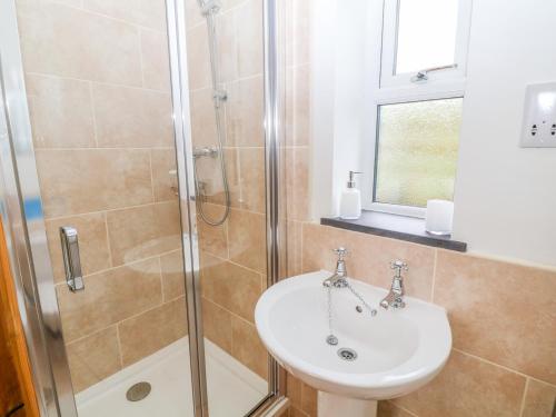 Beudy Tyddyn - Tap to explore photos