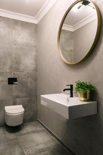 Queen Boutique Hotel - image 6