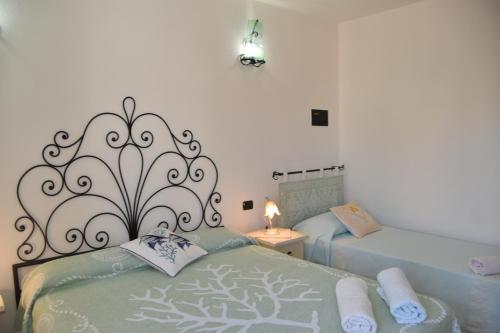 1 queen bed, 1 twin bed