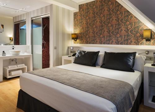 Double Room with Terrace and View image 6