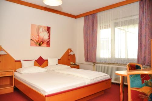 1 queen bed, 1 twin bed