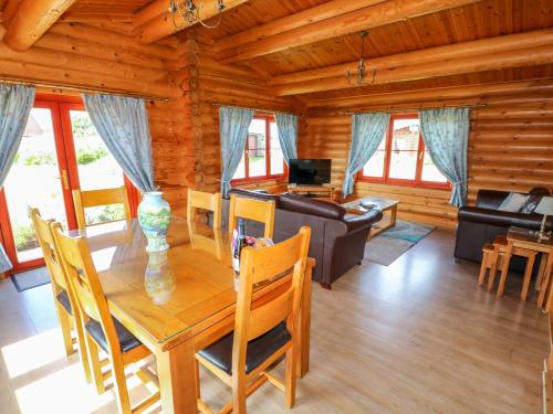 Yew Lodge - image 8