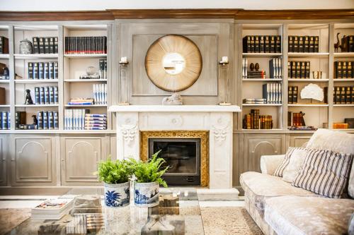 Velazquez Manor House by Apolo Homes photo 3