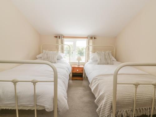 2 Hillside Cottages - main image