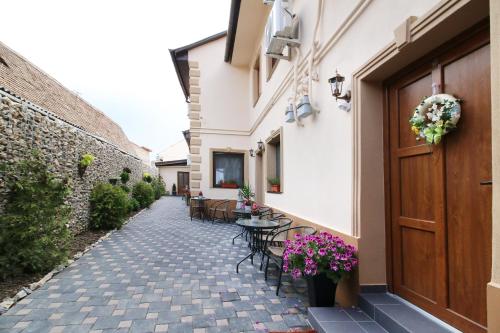 Select House - image 11